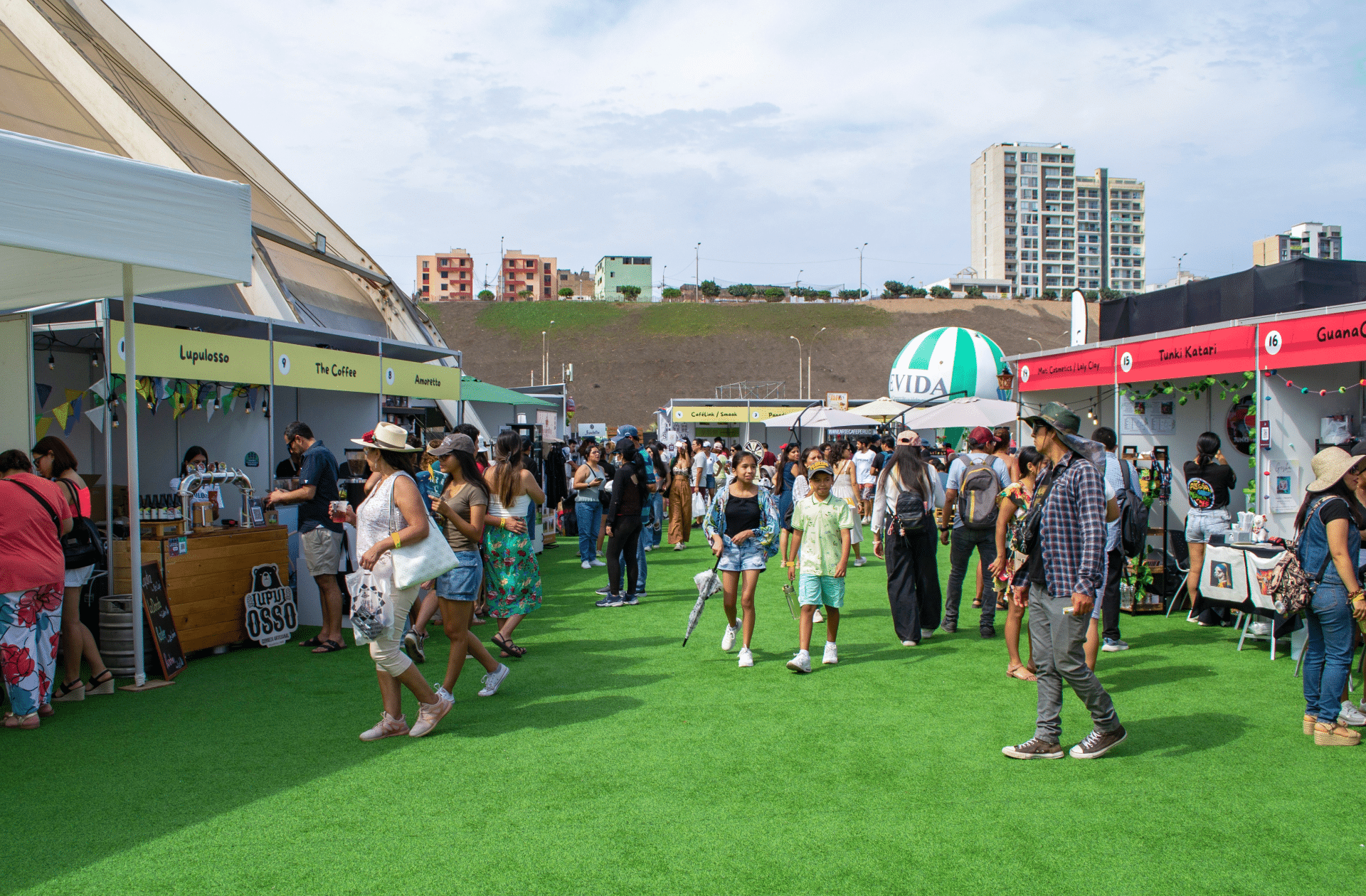Gente paseando por el distrito de San Miguel.