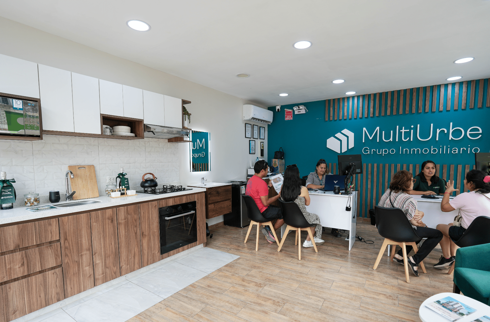 Personas aprovechando el pago de utilidades para consultar por su próximo 'depa'.